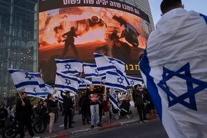 Activistas de derecha ondean banderas israelíes durante una protesta contra el primer ministro de Israel, Naftali Bennett, luego de una reciente ola de violencia, en Tel Aviv, Israel, el miércoles 30 de marzo de 2022. Foto AP /Oded Balilty