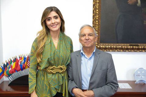 Laura Roa, nueva presidenta del Fondo Nacional del Ahorra, junto con el ministro de Hacienda Ricardo Bonilla.
