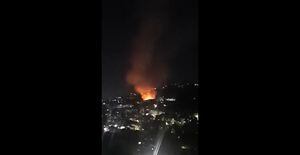 Debido al humo y la intensidad de las llamas, los habitantes tuvieron que ser evacuados de sus viviendas, mientras que los bomberos continúan en alerta por  otros conatos en varias zonas de Santander. Foto: @lesliek502
