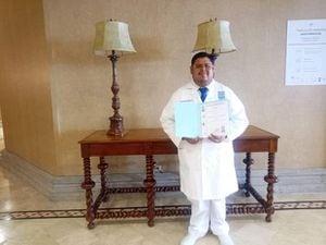 César Caballero luego de mucho esfuerzo se graduó de Médico Cirujano. Foto: Facebook César Caballero