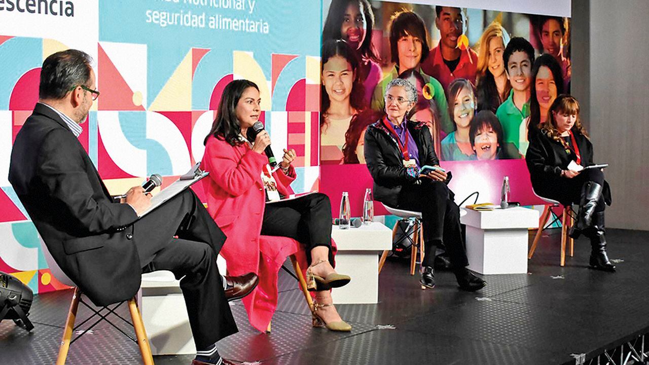 De izquierda a derecha: Carlos Enrique Rodríguez, subdirector general de Semana; Marcela Forero, directora Operación Sonrisa; Carolina Piñeros, directora  de Red PaPaz, y Michela Espinosa, representante de la FAO. 