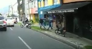 Hombre en medio de disparos, no se dejó robar en Medellín.