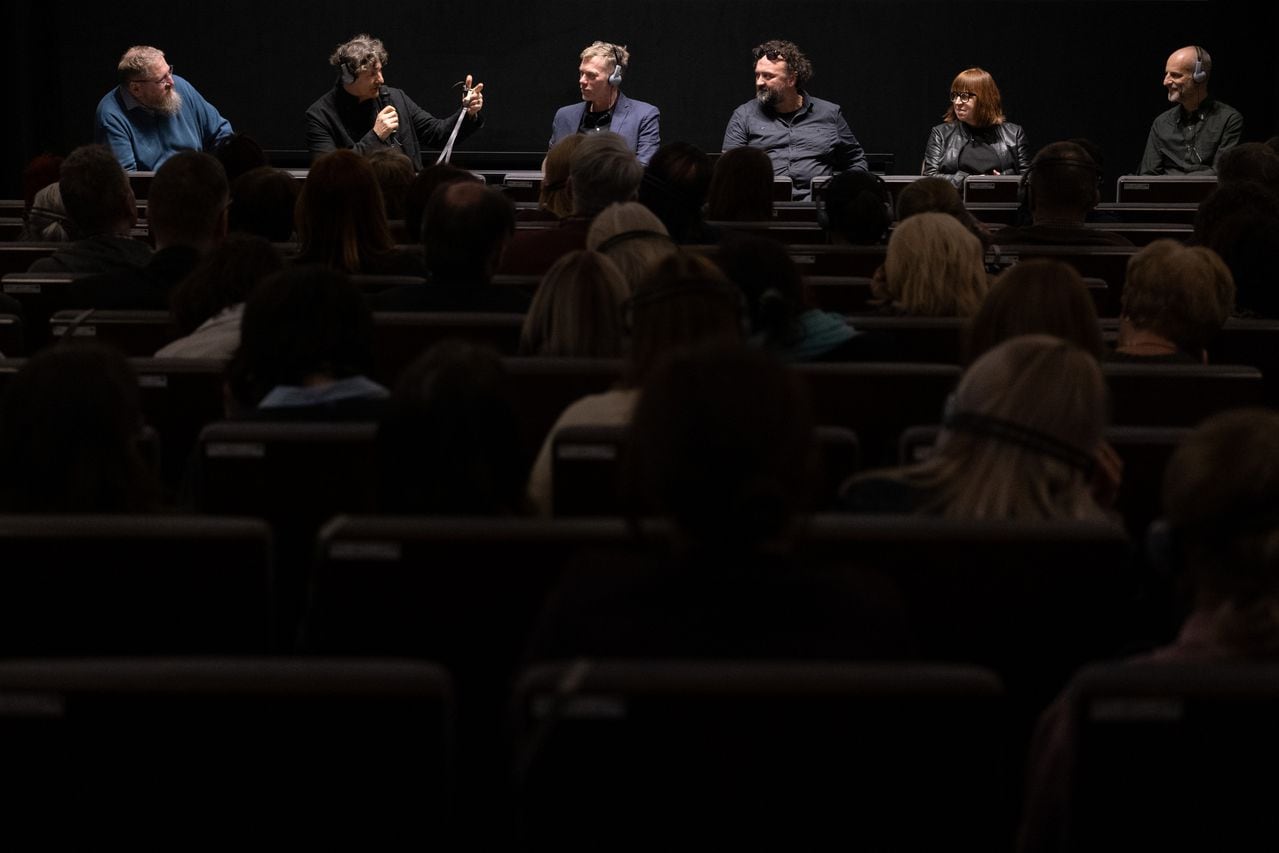 Jonathan Glazer, el director británico de la película ‘La Zona de Interés’ (segundo de izquierda a derecha), presentando la película en Auschwitz (Polonia), el 15 de febrero de 2024