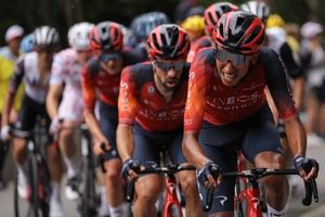 Egan Bernal liderando el lote del Ineos Grenadiers en el Tour de Francia 2023