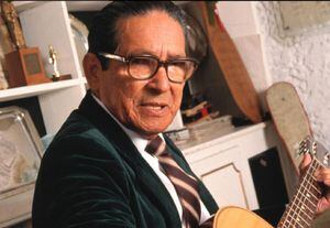 Luis Eduardo Bermúdez, más conocido como ‘Lucho Bermúdez’, nació el 25 de enero de 1912 en Carmen de Bolívar y murió el 23 de abril de 1994 en Bogotá. 