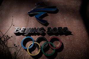 El logotipo de Beijing 2022 se ve fuera de la sede del Comité Organizador de Beijing para los Juegos Olímpicos y Paralímpicos de Invierno de 2022 en el Parque Shougang, el sitio de una antigua acería, en Beijing, China, el 10 de noviembre de 2021. REUTERS / Thomas Peter