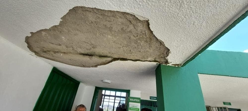 Los estudiantes deben soportar la caída de partículas de tierra y de cemento que caen de los techos.