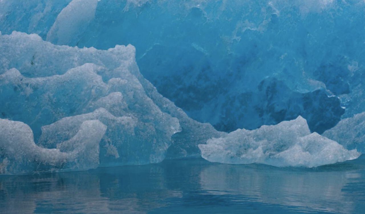 El calentamiento global ha hecho que glaciares pierdan grandes masas de hielo, las cuales caen al mar, se derriten y generan un aumento en el nivel de las aguas