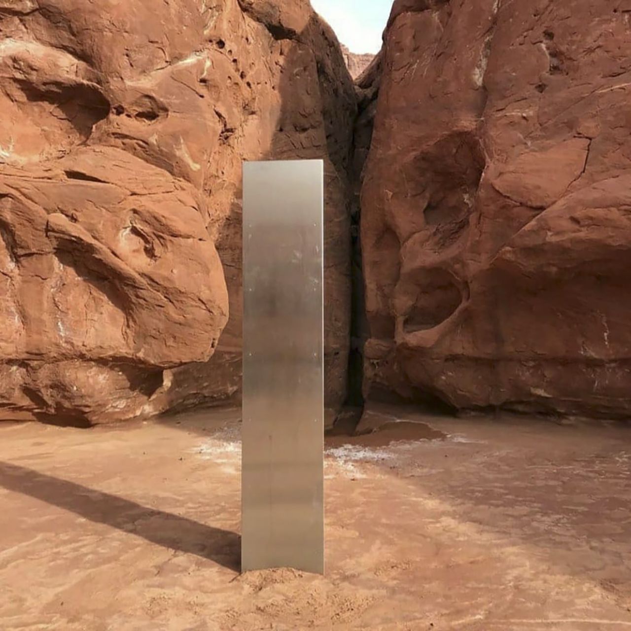 Misterioso "monolito" de metal hallado en un desierto de EE. UU.