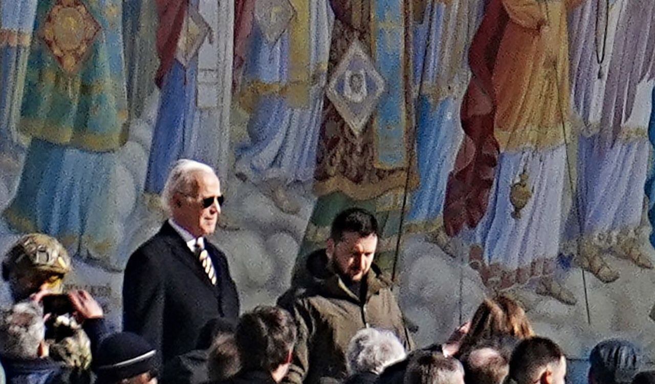 El presidente Joe Biden junto a Volodímir Zelenski en las calles de Kiev, Ucrania