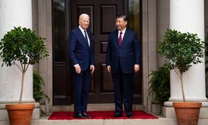 El presidente Joe Biden saluda al presidente de China, Xi Jinping, en Filoli Estate en Woodside, California, el miércoles 15 de noviembre de 2023, al margen de la conferencia de la Cooperativa Económica Asia-Pacífico. (Doug Mills/The New York Times vía AP, Pool)