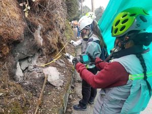 Investigadores del Servicio Geológico Colombiano en Cerro Bravo, analizando la situación.