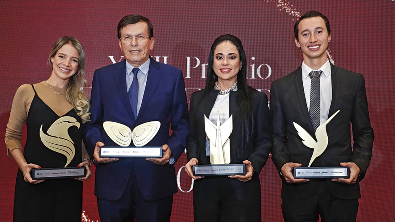 De izquierda a derecha, los ganadores en las cuatro categorías: María Paula Cornejo (Halcón Dorado), Rafael Marín (Mariposa de Lorenz), Sandra Manzano (Ave Fénix) y Giovanny Bonilla (Colibrí Esmeralda).