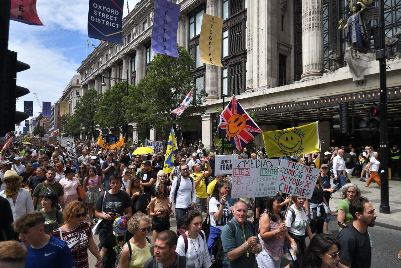 Pese a un nuevo pico de la pandemia por la cepa Delta, miles de personas protestan en Londres contra restricciones anticovid.