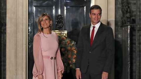 ARCHIVO - El presidente del gobierno español, Pedro Sánchez, y su esposa Begoña Gómez llegan al número 10 de Downing Street en Londres, el 3 de diciembre de 2019. (AP Foto/Alastair Grant, Archivo)