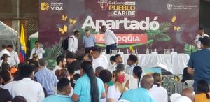 Momento en el que es abordado el gobernador de Antioquia, Andrés Julián Rendón, por integrantes de la Casa Militar.