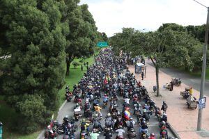 Motociclistas en protesta, biblioteca Virgilio Barco
