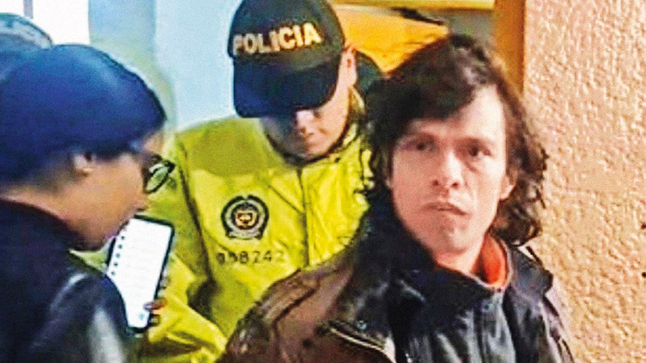   Juan Pablo González fue acusado de la violación de una joven en TransMilenio. Lo enviaron a la URI en Puente Aranda, en donde hicieron justicia por mano propia. Lo mataron a patadas.