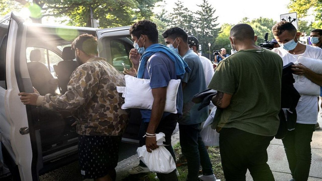 Los migrantes fueron trasladados a una base militar. Foto: AFP