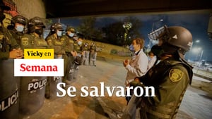 Así se salvaron policías de ser quemados por vándalos en un CAI en Bogotá