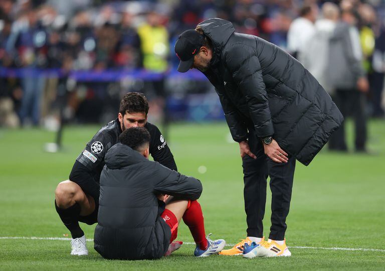 PARIS, FRANCE - MAY 28: Juergen Klopp and Alisson Becker embrace Luis Diaz of Liverpool after their sides defeat during the UEFA Champions League final match between Liverpool FC and Real Madrid at Stade de France on May 28, 2022 in Paris, France. (Photo by Catherine Ivill/Getty Images)