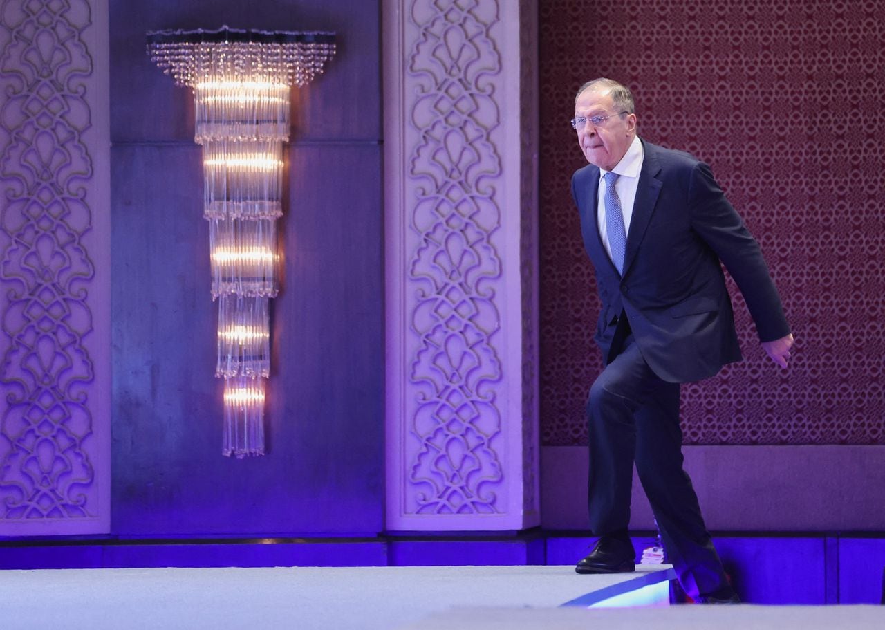 El Ministro de Relaciones Exteriores de Rusia, Sergei Lavrov, camina durante el Diálogo Raisina 2023, en Nueva Delhi, India