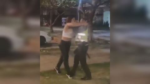 Policía fue atacada por otra mujer mientras intentaba controlar una riña en Cali.
