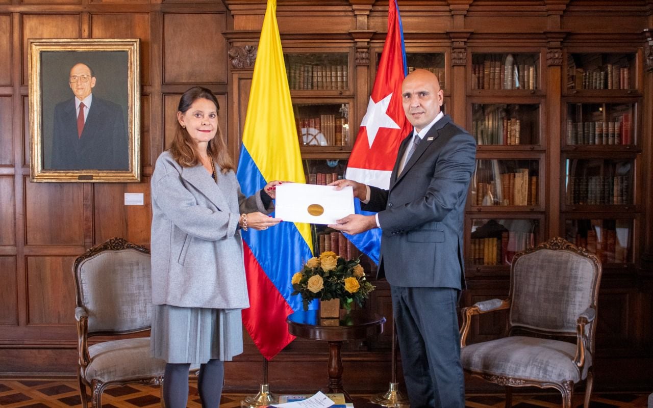La vicepresidenta y canciller se reunió con el nuevo embajador de Cuba en Colombia Javier Caamaño.
