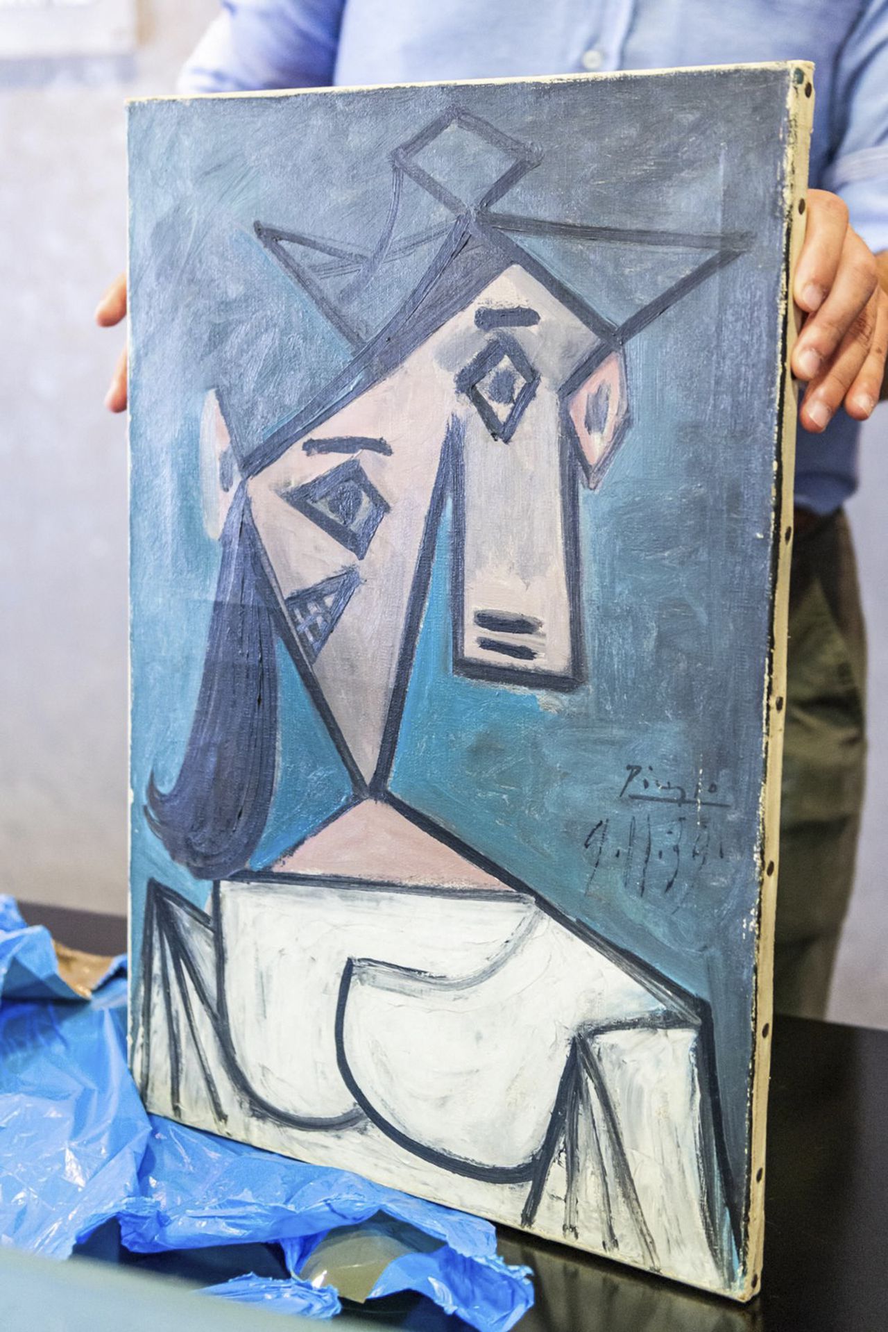 Policía encuentra cuadro de Picasso robado y lo deja caer en plena rueda de prensa