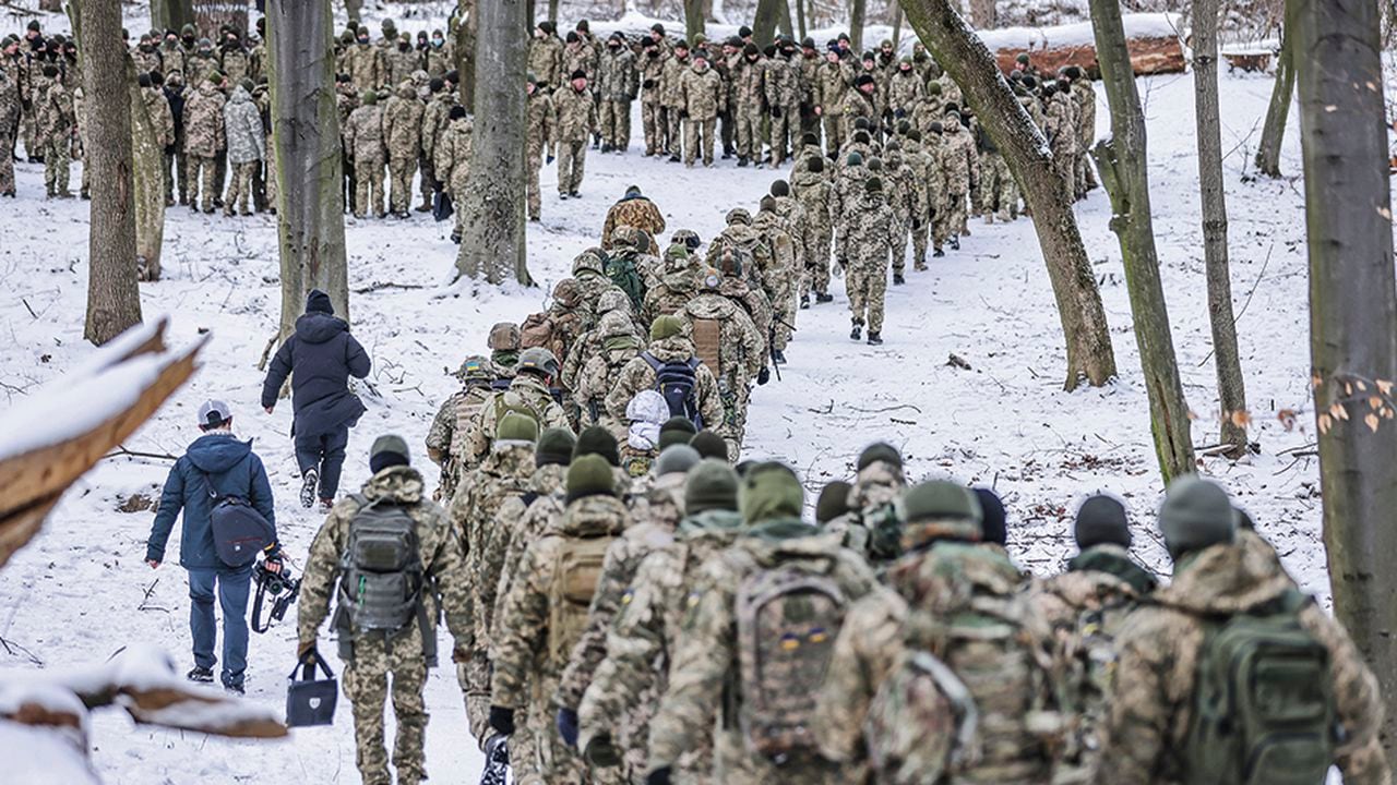 Más de 100.000 hombres, junto a avanzado equipo militar, permanecen en la frontera rusa con Ucrania a la espera de cualquier orden.
