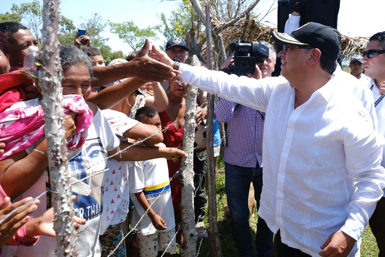 “En Colombia es posible hacer la paz” y “entre todos podemos meter el hombro y sacar este país adelante”, añadió el presidente Petro.