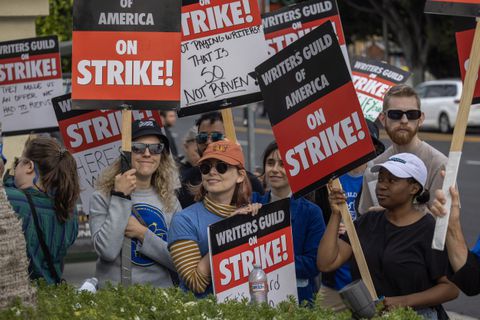 Los guionistas de Hollywood lamentan la 'uberización' Piquete a las afueras del estudio Paramount Pictures en la huelga de escritores de Hollywood, el 4 de mayo de 2023 en Los Ángeles, California. Foto: DAVID MCNEW / GETTY IMAGES NORTH AMERICA / Getty Images via AFP. su oficio y pelearán por frenarla.