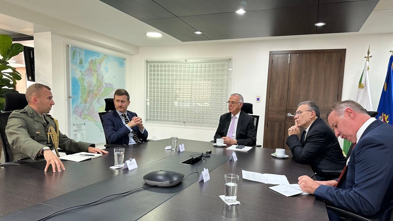 Roy Barreras en una de las reuniones que sostuvo este martes en Bogotá con el ministro de Defensa, Iván Velásquez.