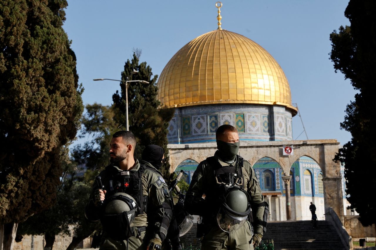 Las fuerzas de seguridad israelíes trabajan en el complejo de Al-Aqsa, también conocido por los judíos como el Monte del Templo, mientras surge la tensión durante los enfrentamientos con los palestinos en la Ciudad Vieja de Jerusalén