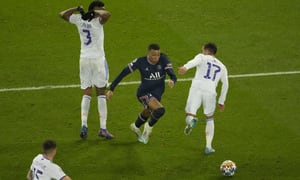 Kylian Mbappé, del París Saint-Germain, anota el gol en la victoria 1-0 ante el Real Madrid en la ida de los octavos de final de la Liga de Campeones, el 15 de febrero de 2022 (AP Foto/Francois Mori)