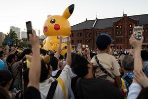 Personas toman fotografías de un inflable de Pikachu, un personaje de la franquicia de medios Pokémon durante el Campeonato Mundial Pokémon 2023 el 11 de agosto de 2023 en Yokohama, Japón. (Foto de Tomohiro Ohsumi/Getty Images)