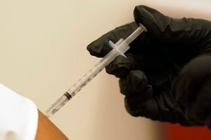 En Europa vacunaron a "Adolf Hitler" y descubren múltiples fraudes en carnets de vacunación anti covid-19