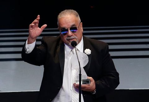 Puerto Rican´s  singer Willie Colon accepts the award for Best " Música Afroamericana," during the Lunas of Auditorio Nacional awards ceremony in Mexico City, Wednesday, Oct. 31, 2018. (AP Photo/Claudio Cruz)