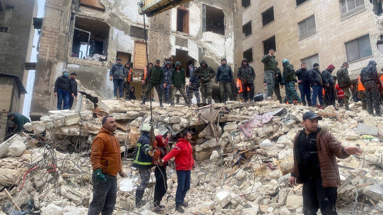Búsqueda de supervivientes bajo los escombros de un edificio derrumbado tras un terremoto en Hama, Siria.
