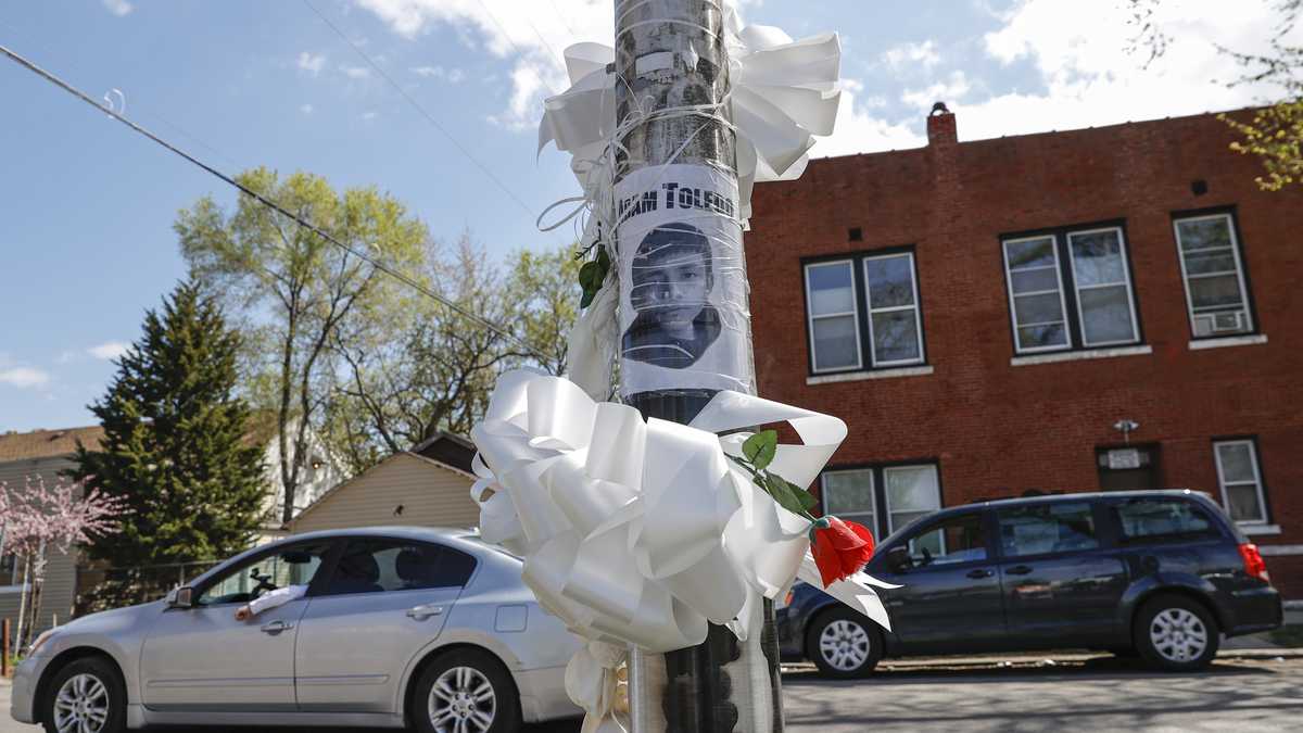 Homenaje a Adam Toledo, joven de 13 años que recibió un disparo de las autoridades.