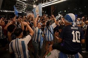 Los hinchas argentinos viven con pasión la clasificación a semifinal de su selección. Foto: AFP.