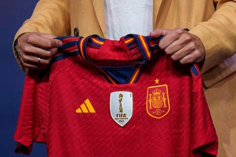 La nueva seleccionadora femenina absoluta de España, Montse Tomé, sostiene una camiseta del equipo en su presentación oficial, en la sede de la Federación Española de Fútbol en Las Rozas, Madrid, el 18 de septiembre de 2023. (AP Foto/Manu Fernández)