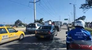 Un accidente de tránsito en que se vio involucrado un camión y un motociclista, que perdió la vida, se registra un enorme trancón en la Avenida Boyacá y que impacta además la Avenida Caracas, por donde se ha desviado la mayor parte del tráfico.