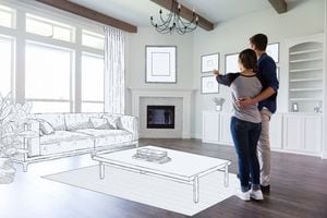 Una pareja joven se para en la sala de estar vacía de su nuevo hogar e imagina la decoración de la habitación y la ubicación de los muebles. Sala imaginaria