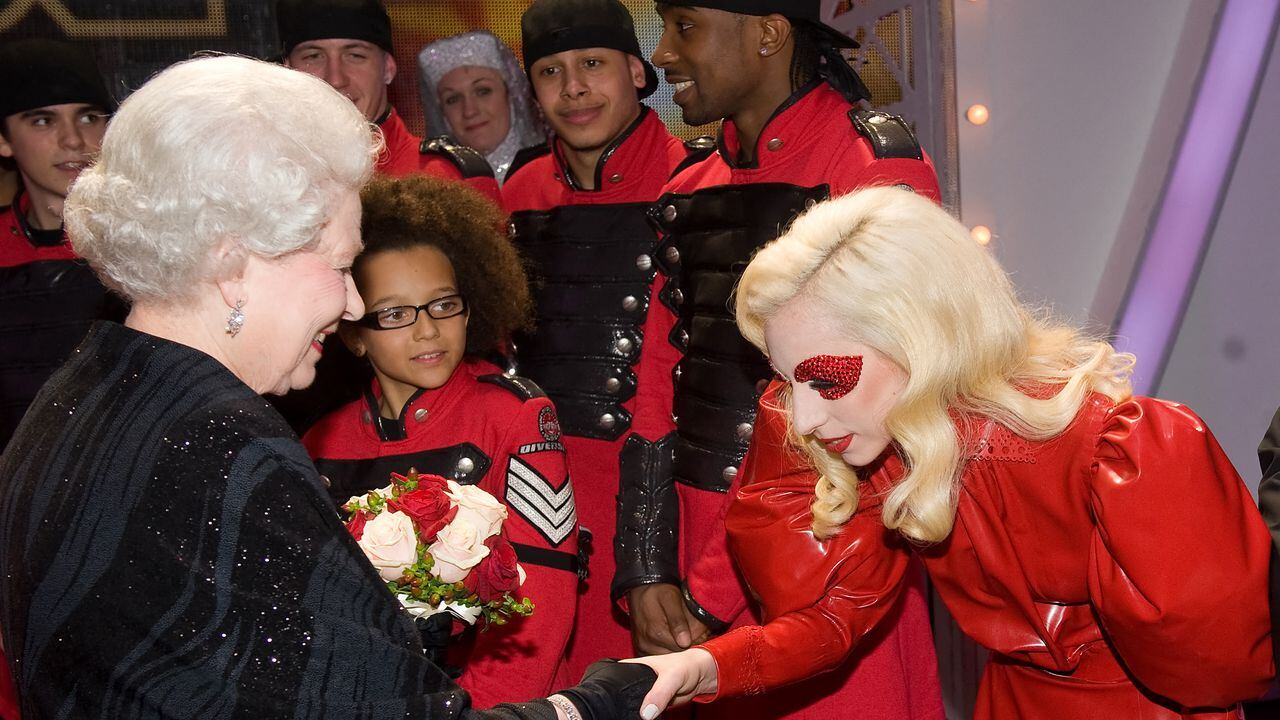 En esta foto de archivo tomada el 7 de diciembre de 2009, la reina Isabel II se encuentra con la cantante estadounidense Lady Gaga, después del Royal Variety Performance en Blackpool, Inglaterra.