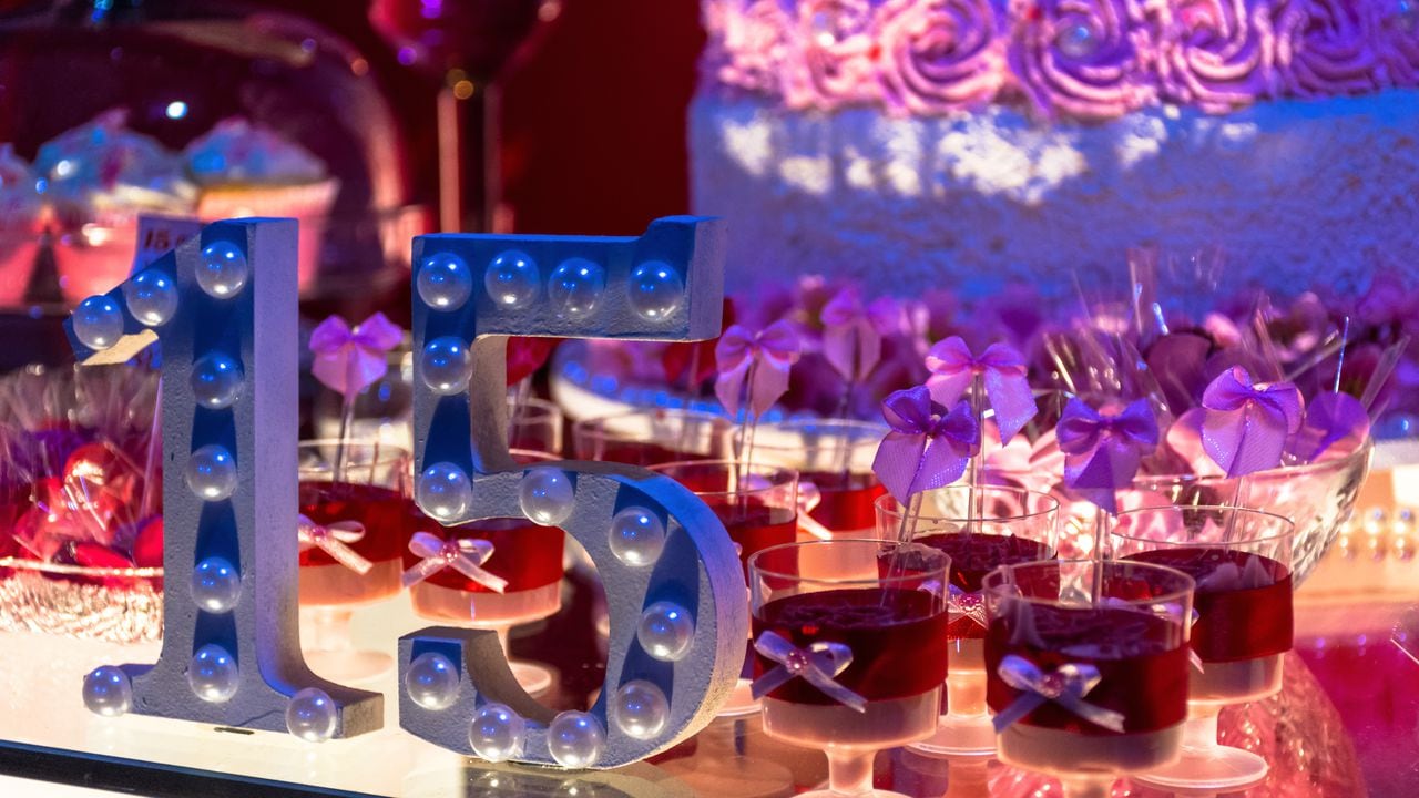 Mesa de fiesta con 15 años de aniversario con Candy y pastel con Blur