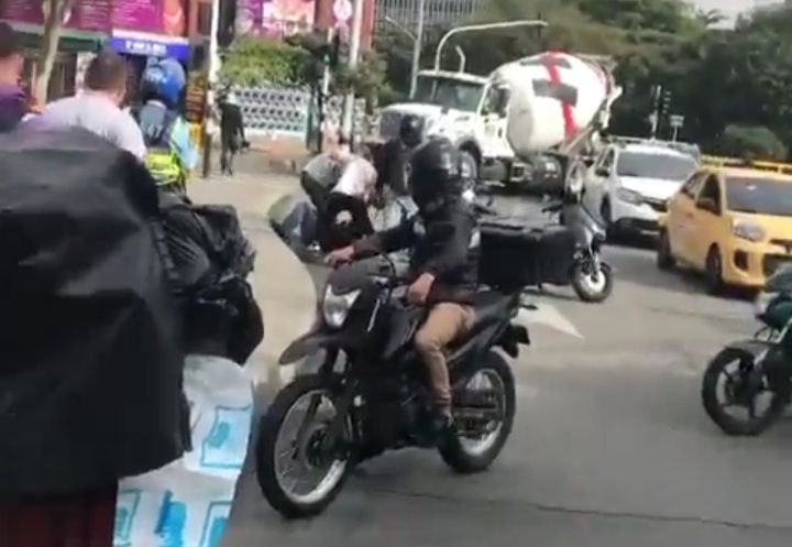 Nuevo caso de intolerancia entre conductores se presentó en Medellín; esta vez, en la glorieta Bulerías.