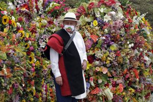 Marcos Alberto Ossa, director de Asocolflores Antioquia, explica que el regreso del desfile de silleteros demuestra que en Medellín existe una apuesta de ciudad que busca celebrar la vida. “Una feria de más de 60 años es significativa para la ciudad y sus habitantes, es una manera de oxigenar y regresarle la confianza a los antioqueños”. Para esta edición el sector floricultor, representado por Asocolflores, donó 300 millones de pesos en 500.000 flores que utilizarán los artesanos en el desfile. Foto: Cortesía Fredy Builes/ Getty Images.