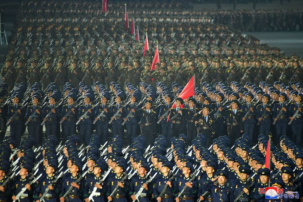Esta imagen tomada el 9 de septiembre de 2021 y publicada por la Agencia Central de Noticias de Corea (KCNA) oficial de Corea del Norte muestra un desfile de 'fuerzas paramilitares y de seguridad pública' para celebrar el 73 aniversario de la fundación de Corea del Norte en la plaza Kim Il Sung en Pyongyang. (Foto de STR / KCNA A TRAVÉS DE KNS / AFP) / Corea del Sur FUERA / --- NOTA DEL EDITOR --- RESTRINGIDO AL USO EDITORIAL - CRÉDITO OBLIGATORIO "AFP PHOTO / KCNA A TRAVÉS DE KNS" - SIN COMERCIALIZACIÓN SIN CAMPAÑAS DE PUBLICIDAD - DISTRIBUIDO COMO SERVICIO PARA LOS CLIENTES / ESTA IMAGEN FUE DISPONIBLE POR UN TERCERO. AFP NO PUEDE VERIFICAR INDEPENDIENTEMENTE LA AUTENTICIDAD, UBICACIÓN, FECHA Y CONTENIDO DE ESTA IMAGEN --- /
