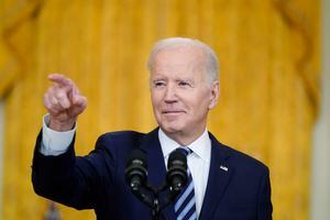 El presidente Joe Biden pide a los periodistas que hagan preguntas mientras habla sobre la invasión rusa de Ucrania en el Salón Este de la Casa Blanca, el jueves 24 de febrero de 2022, en Washington. (Foto AP/Alex Brandon)